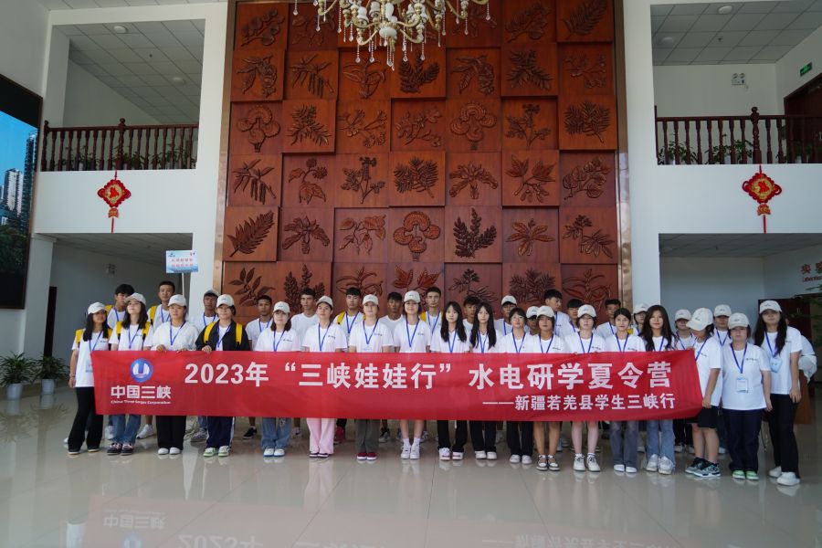 新疆若羌三峡娃娃在珍稀植物培育基地合影留念。汪朝晖拍摄