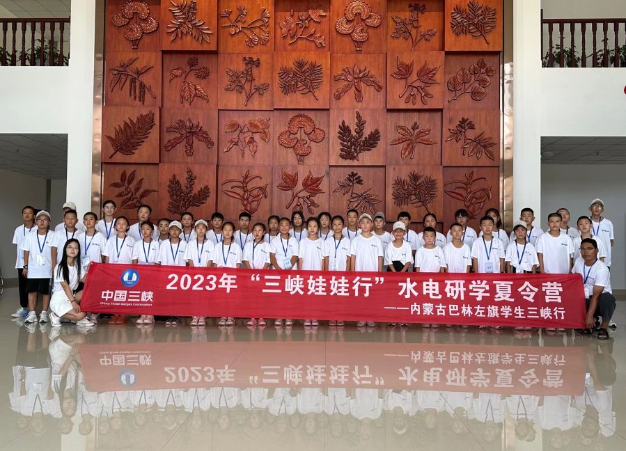 内蒙古巴林左旗三峡娃娃在珍稀植物培育基地合影留念。黄欣拍摄